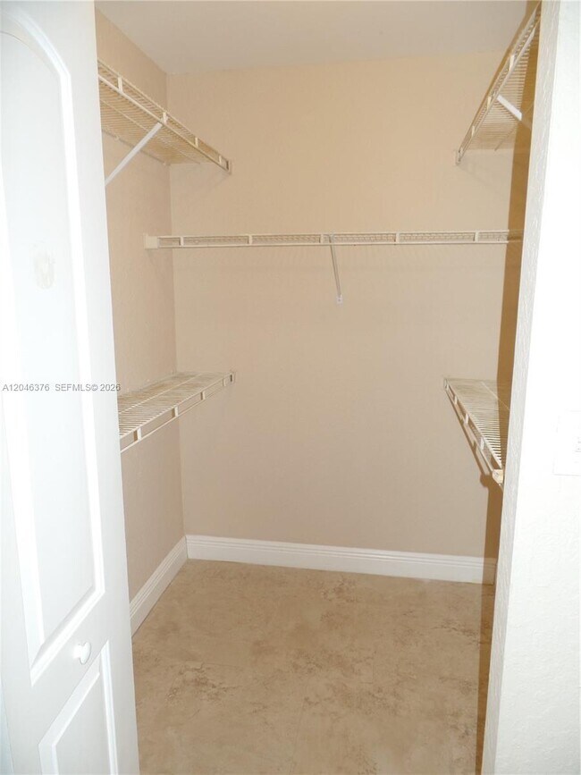 Building Photo - 2811 N Oakland Forest Dr