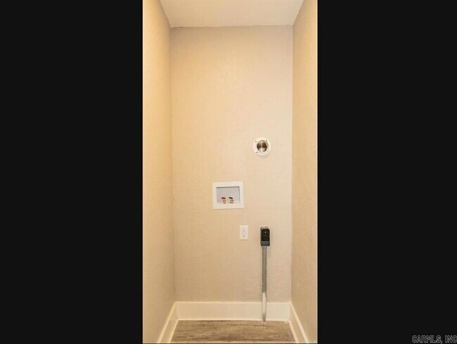 Building Photo - 107 N Summit St