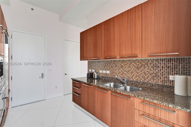 Building Photo - 16001 Collins Ave