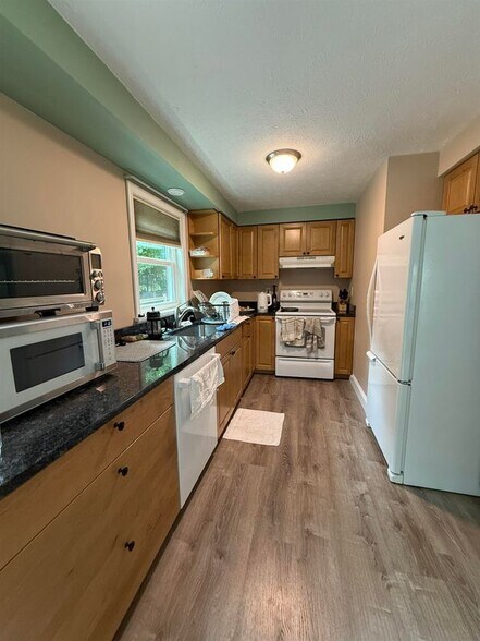 Building Photo - 158 Tina Dr
