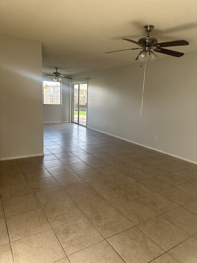 Building Photo - "Charming 3-Bedroom Oasis with 2 Baths in Phoenix – 1280 Sq Ft of Comfort Awaits You!"