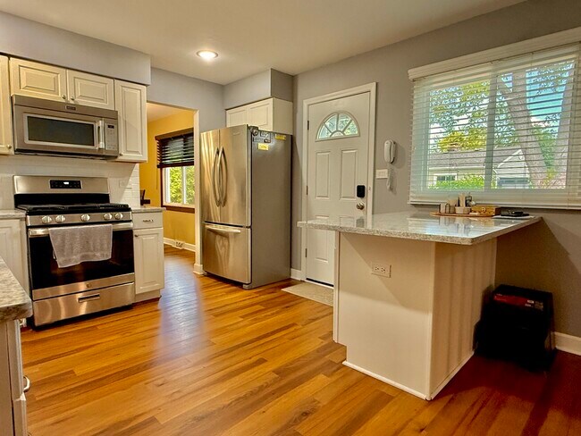 Building Photo - 411 Sequoia Ct