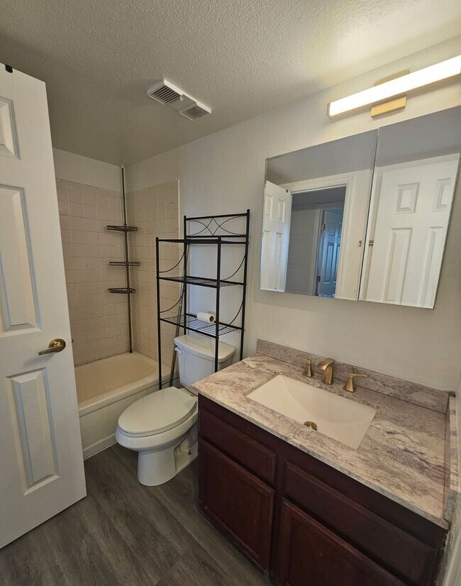 Building Photo - Ground-Level 1-Bedroom Condo in Southeast ...