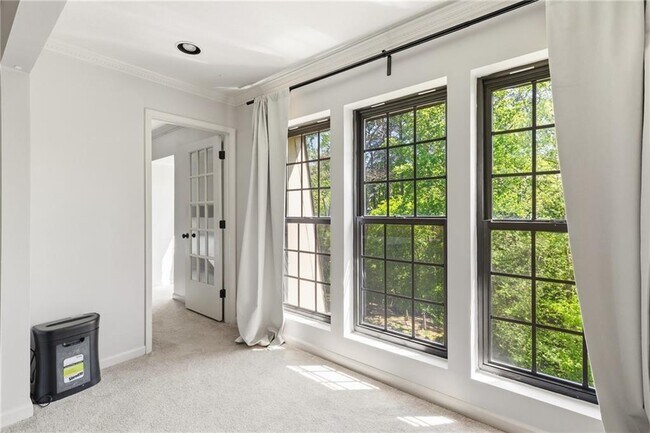 Building Photo - 24307 Plantation Dr NE