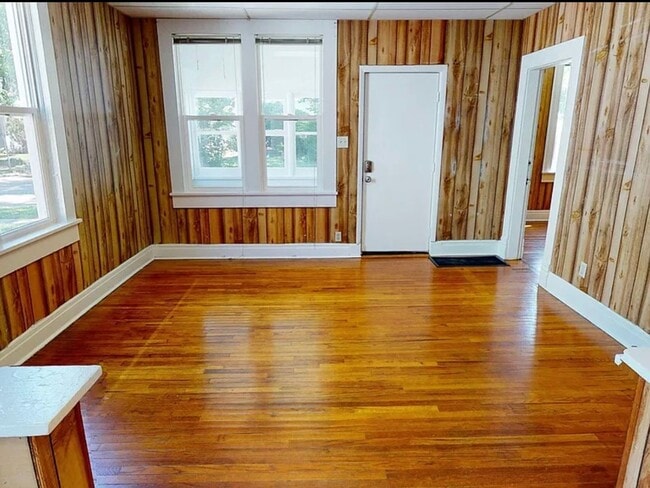 Building Photo - 3 bedroom 1.5 bath house - Now available for the 2026/2027 lease term!