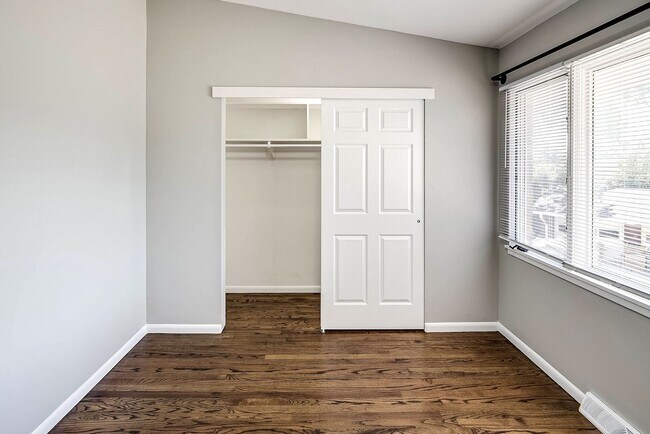 Building Photo - Top-Floor 2-Bedroom Apartment with Vaulted Ceilings!