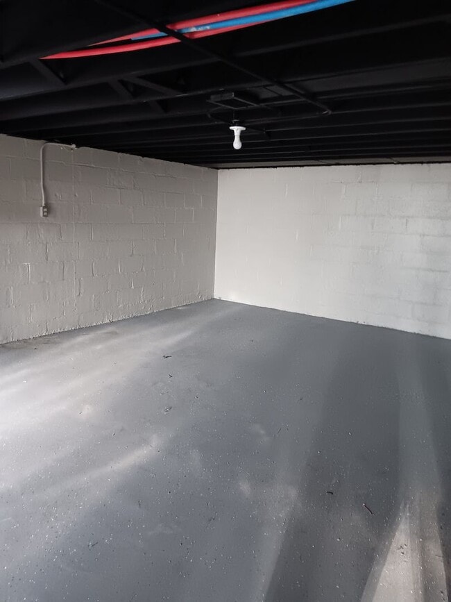 Building Photo - Spacious 2 Bedroom Home