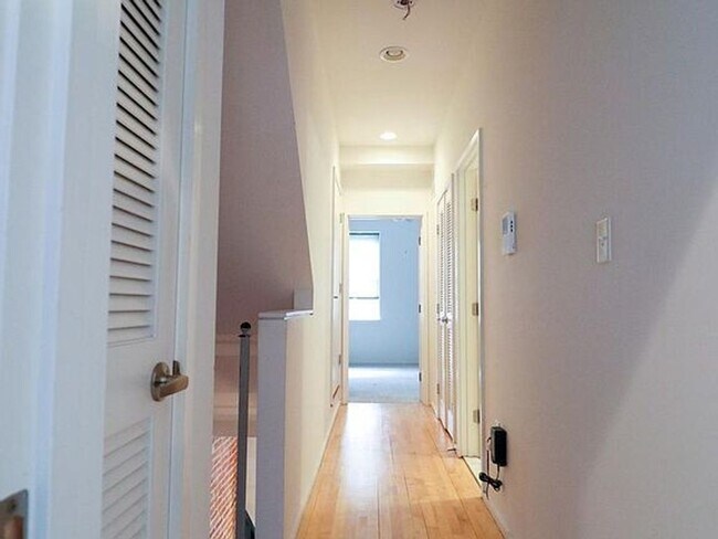 Building Photo - 4 E Henrietta St
