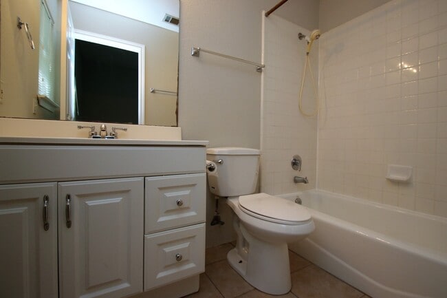 Building Photo - Great Three Bedroom House in Hyde Park Are...