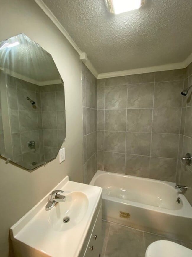 Building Photo - Renovated 2 Bedroom 1 Bath Home for Rent!