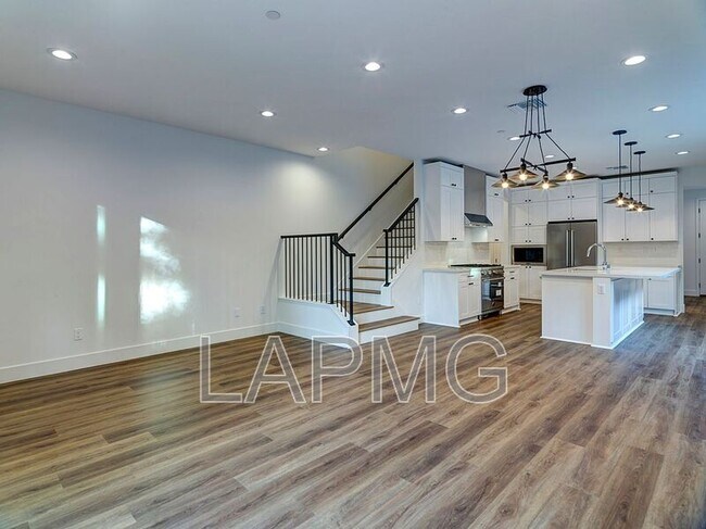 Building Photo - 5600 W 78th