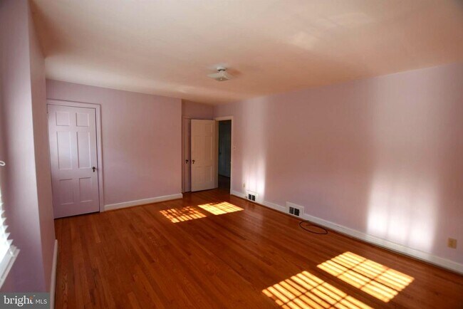 Building Photo - 10118 Cedar Ln