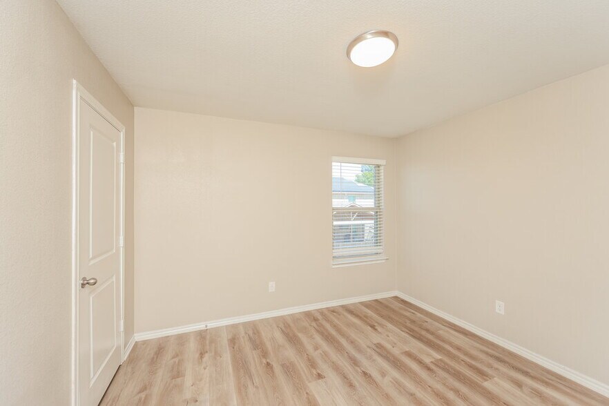 Building Photo - 2609 Hutchins Dr