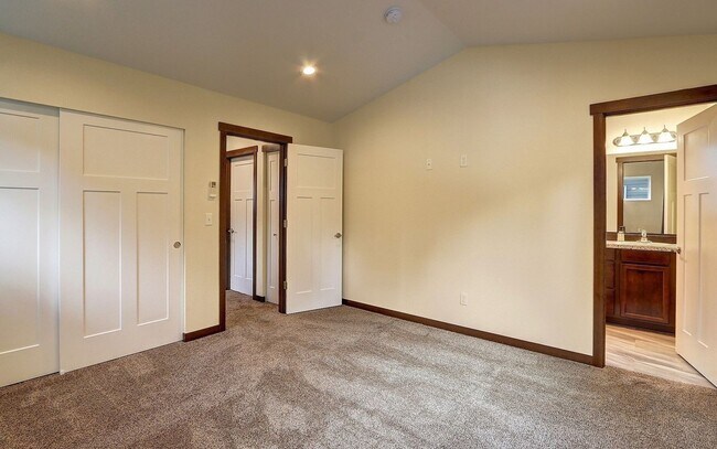 Building Photo - 3 Bedroom + Office Loft Granite Falls Home