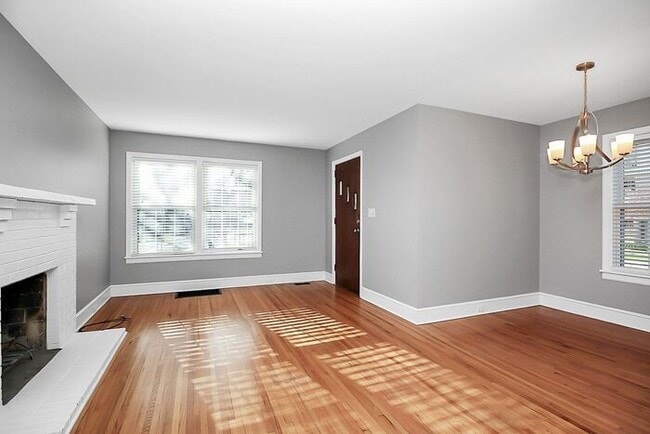 Building Photo - Charming 3BD/2BA Duplex in Dilworth!