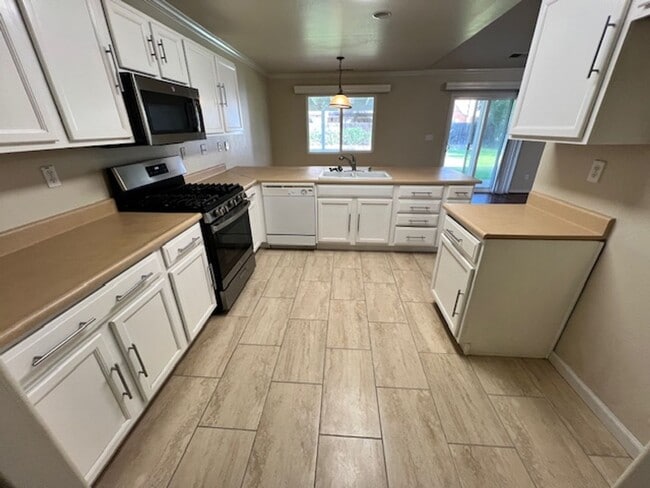 Building Photo - Cul-De-Sac in SE Visalia Neighborhood