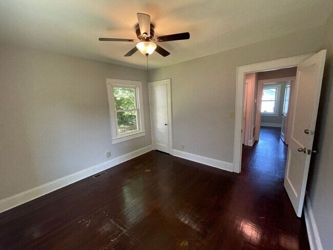 Building Photo - 825 Churchill Dr
