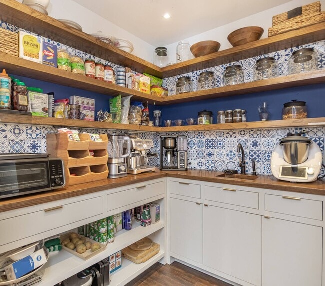 Building Photo - 89 Pantigo Rd