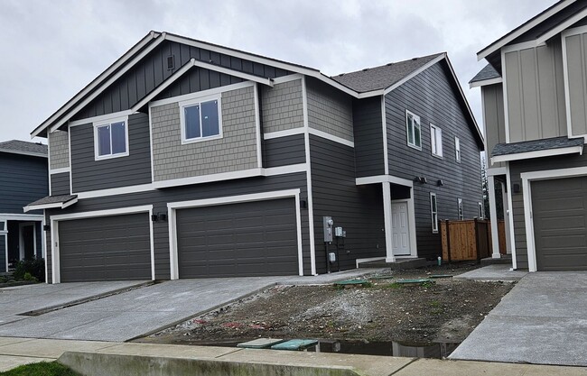 Building Photo - Brand New 4-Bedroom Duplex for Rent in Lacey!