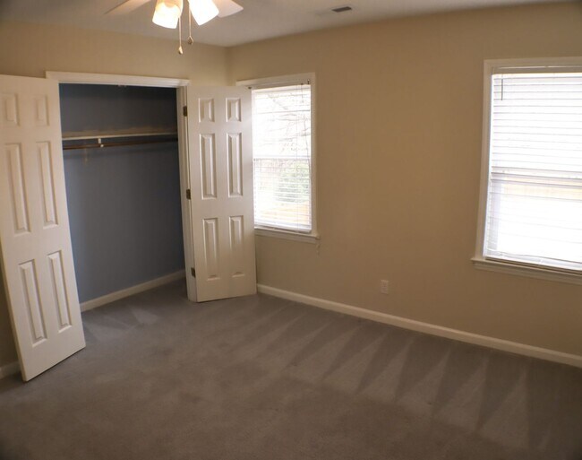 Building Photo - Lovely 5 bedroom, 2 bathroom brick home in Reidsville