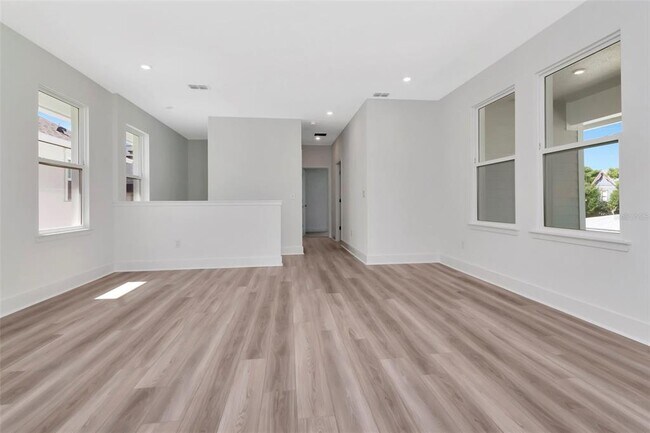 Building Photo - 402 E Oak Ave