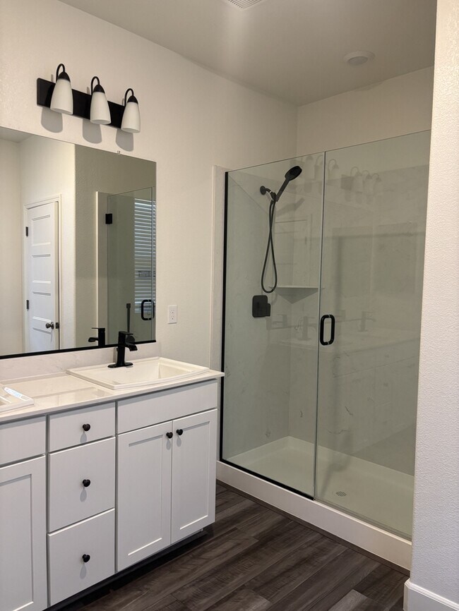 Building Photo - Beautiful 3 Bedroom 2 Bathroom Home