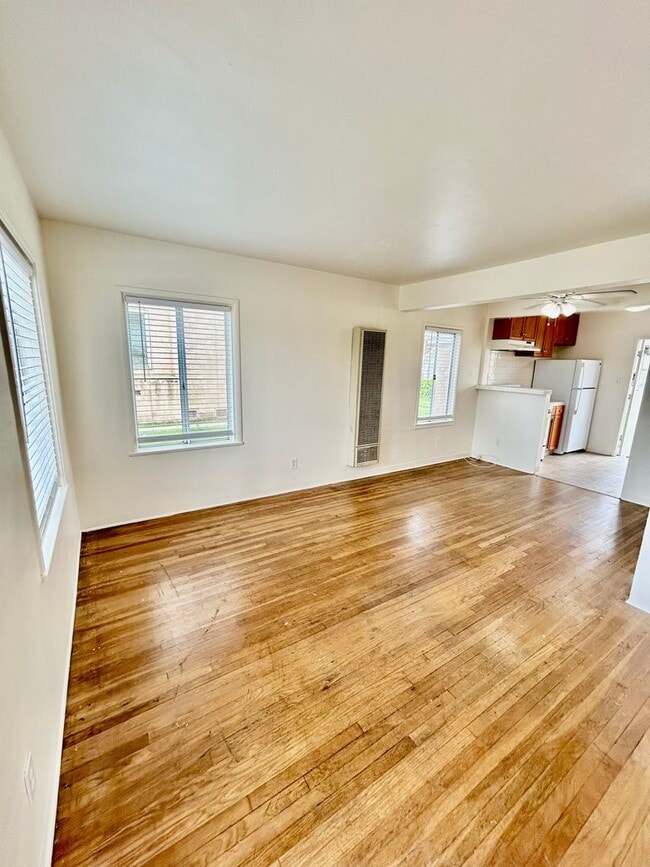 Building Photo - Bright & Airy 2 Bed / 1 Bath Apartment in Point Loma!
