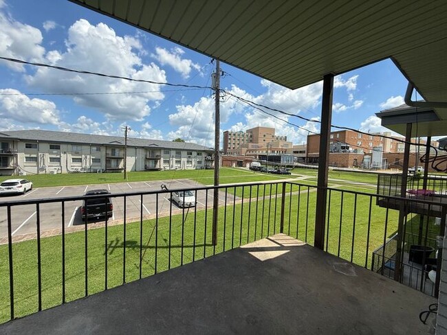 Building Photo - 2 Bedroom Unit was recently renovated.  Live walking distance from the downtown square or steps f...