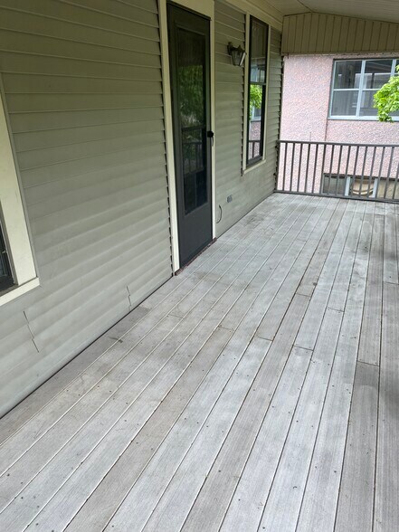 Upper deck - 3228 3rd Ave S