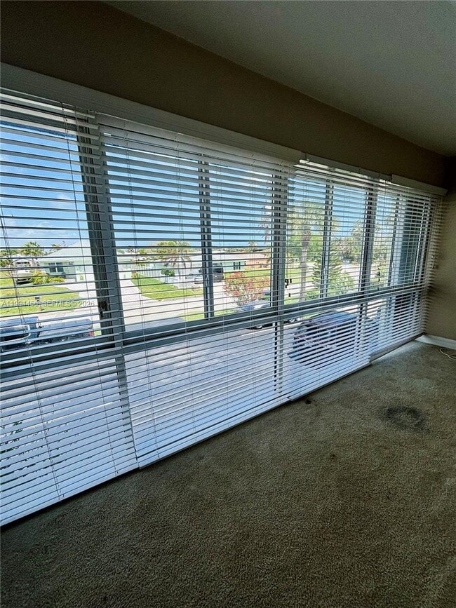 Building Photo - 1323 Bayshore Dr