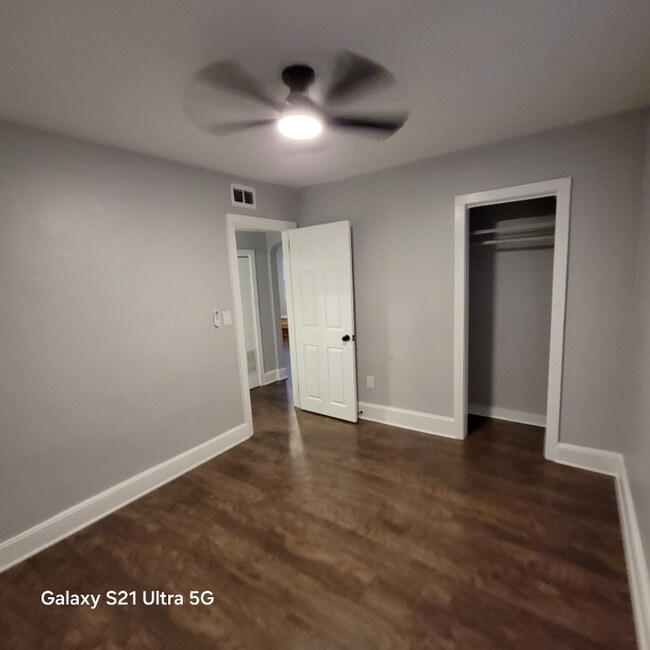Building Photo - 16 N Primrose Dr