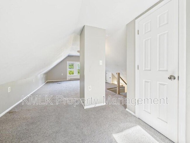 Building Photo - 701 Kling St