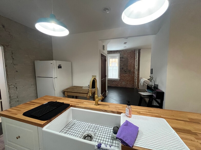 Building Photo - 811 Center St