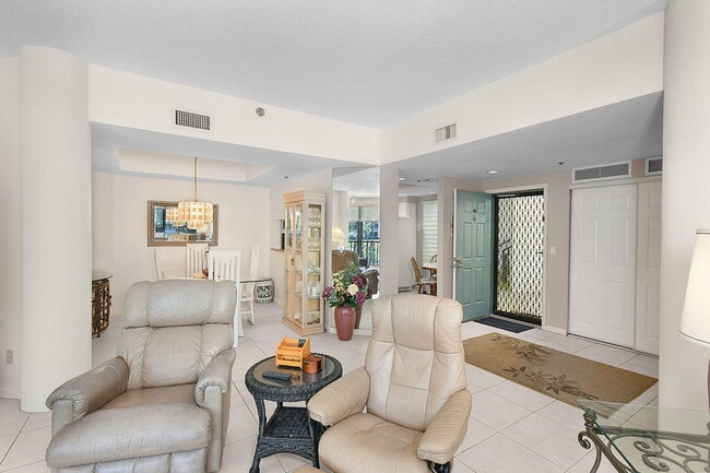 Building Photo - 221 NE Plantation Rd