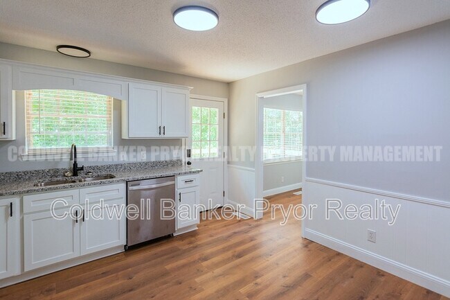 Building Photo - 313 Maple Way