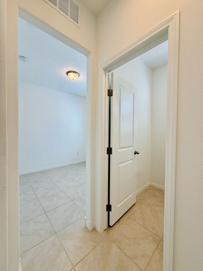 Building Photo - Stunning Home in the Desirable Cadence Community!