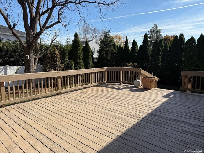 Building Photo - 11 Syosset Cir
