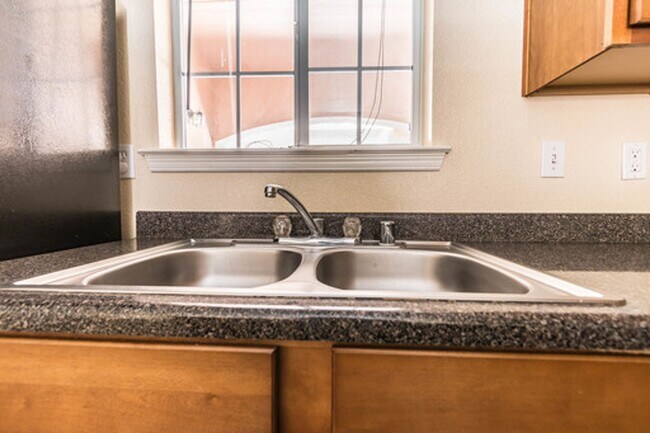 Building Photo - Spacious 3 bedroom, 2.5 Bath Condo in East El Paso!!