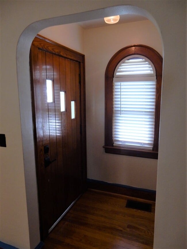 Building Photo - 3 BR home with fantastic location in the h...
