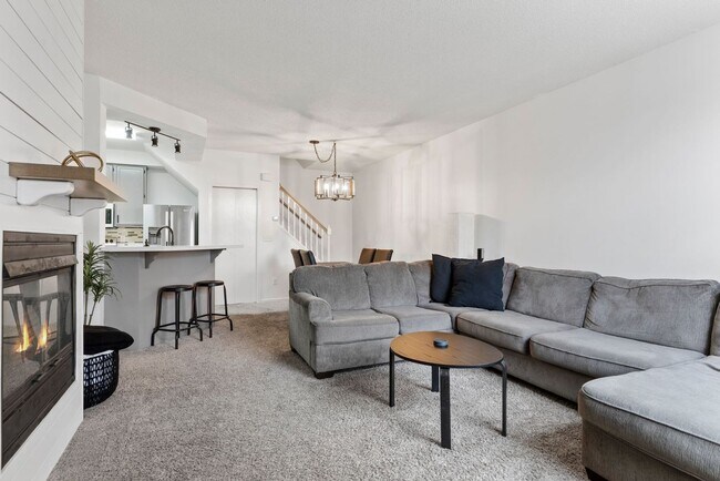 Building Photo - Great 2 bedroom, 1.5 bathroom Townhome in ...