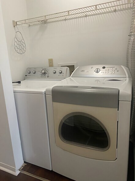 Building Photo - 2011 N Highway 17