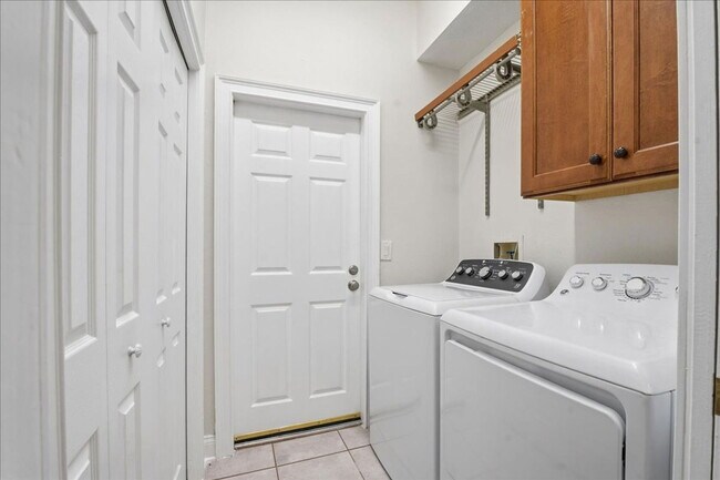 Building Photo - 525 Cullaro Ln