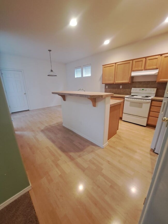 Building Photo - 3 BEDROOM - AC - move in ready Hillsboro