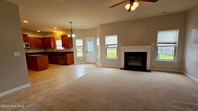 Building Photo - 302 SW Plantation Dr