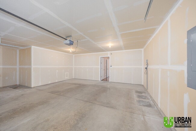 Building Photo - 2112 W Summit Pkwy