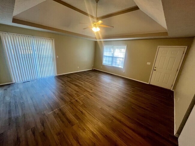Building Photo - 1327 Carriage Ct