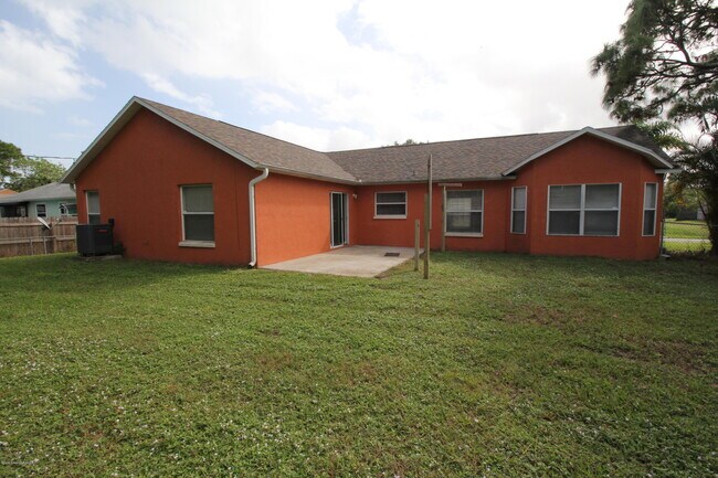 Building Photo - 737 Kempten St NW