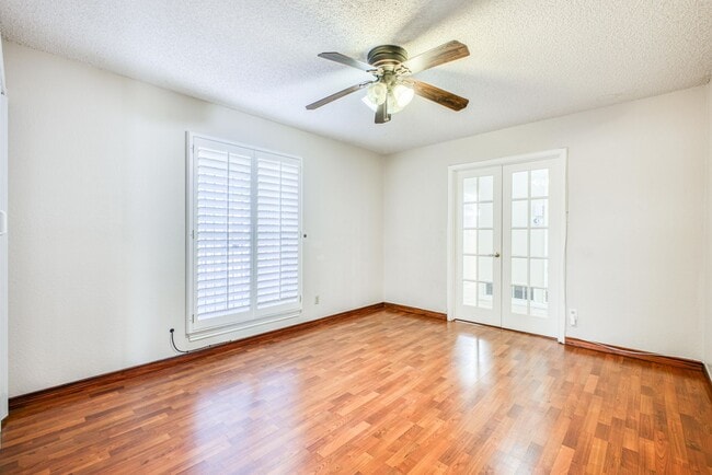 Building Photo - Beautiful House with 4 bed - 2 baths - office & covered big Jacuzzi