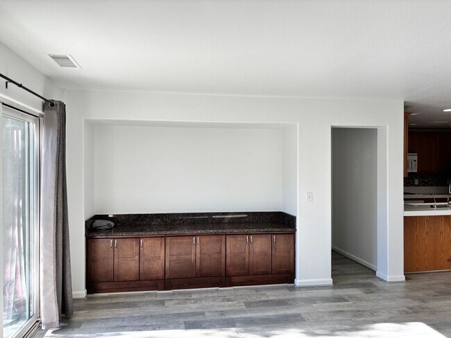 Building Photo - BEAUTIFUL, SPACIOUS,  4 BEDROOM, 2 BATHROO...