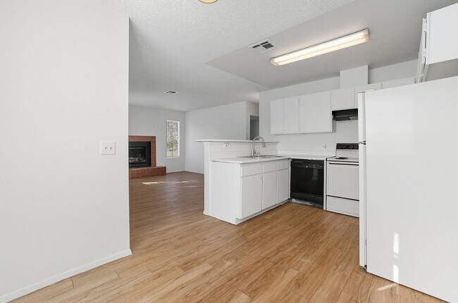 Building Photo - 2 Bedroom Unit - AVAILABLE NOW - ** MOVE I...
